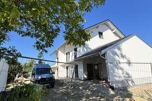 Erstbezug mal zwei: Familienfreundliche Doppelhaushälften zwischen Natur und Komfort