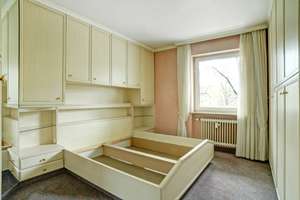 Nicht aufwendig zu renovieren: 3-Zimmer-Wohnung mit Balkon und eigenem Garagenplatz – Die vollständige Adresse der Immobilie erhältst du vom Anbieter., 80939 Freimann, München – Vorschaubild 4