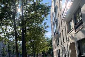 [Möbeliert] Stilvolle, neuwertige 2-Zimmer-Wohnung mit lux. Innenausstattung mit Balkon und EBK – München – Vorschaubild 1