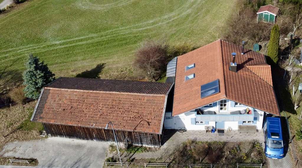 Immobilie in Übersee - Haus mit Gewölbe & Charakter in Übersee – Wintergarten, Dachterrasse & freier Blick ins Grüne - Bild 1