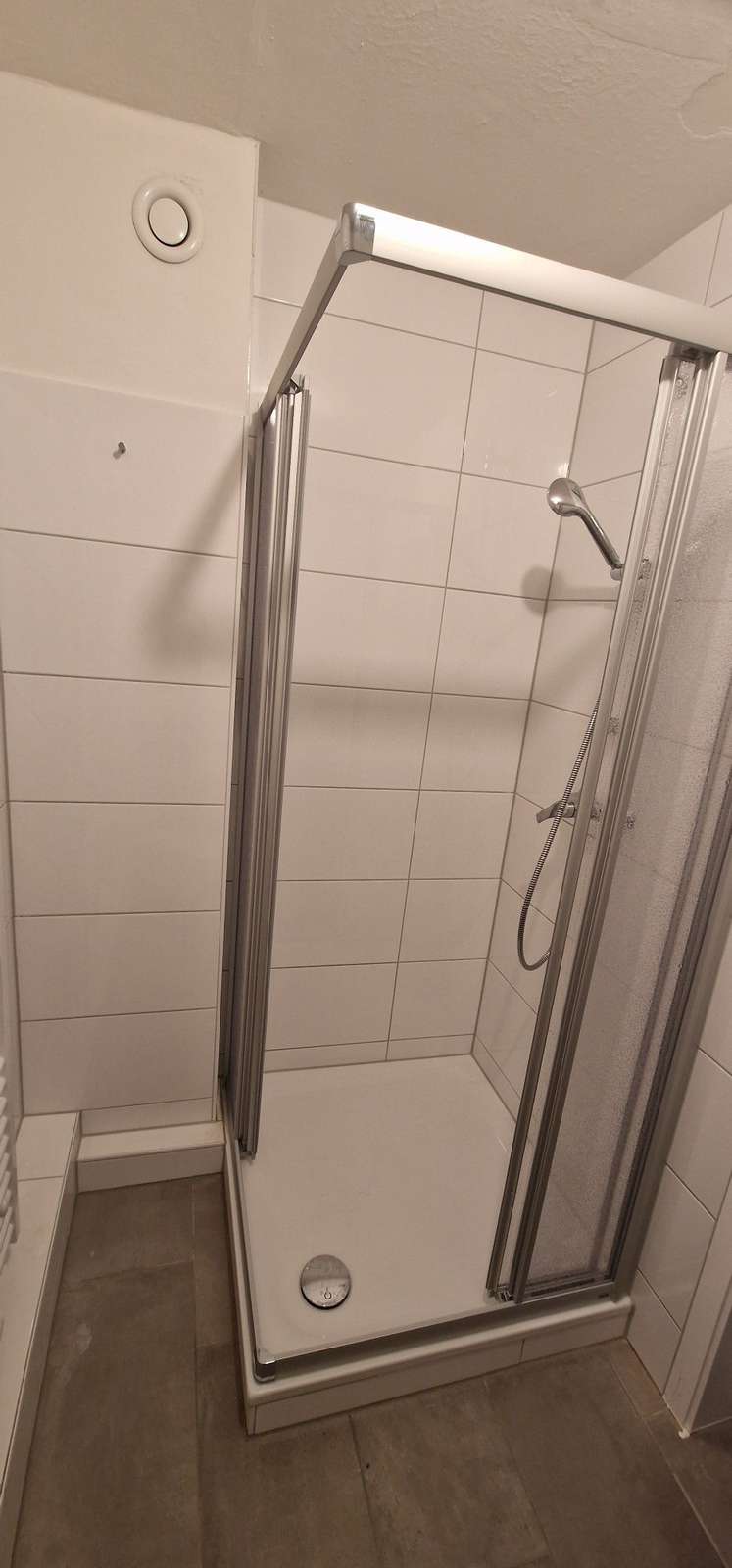 Attraktive 2-Zimmer-DG-Wohnung mit neu saniertem Duschbad und Außenstellplatz