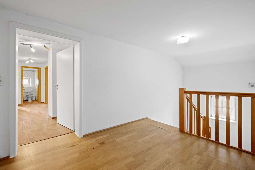 Immobilie in Maxhütte-Haidhof - 3-Zimmer-Dachgeschosswohnung in ruhiger Lage mit ca. 76 m² Wohnfläche - Bild 2