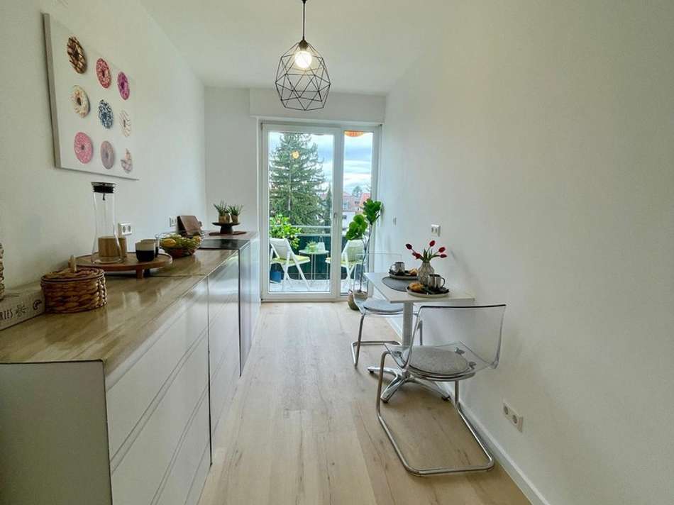 Moderne Küche mit viel Licht