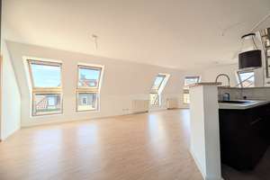 *Für Sportliche! Soeben renovierte, superschöne DG-Maisonette mit Dachloggia*