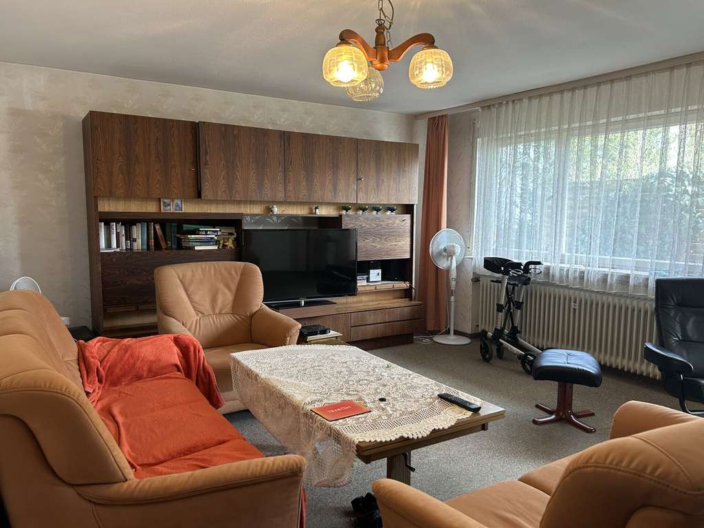 Immobilie in Gomaringen - Schönes, vielfältiges Zweifamilienhaus in toller Lage von Gomaringen - Bild 1