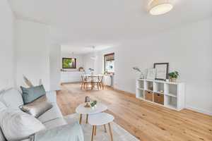 Einziehen und wohlfühlen: neu renovierte 3-Zi mit Balkon und zwei Stellplätzen