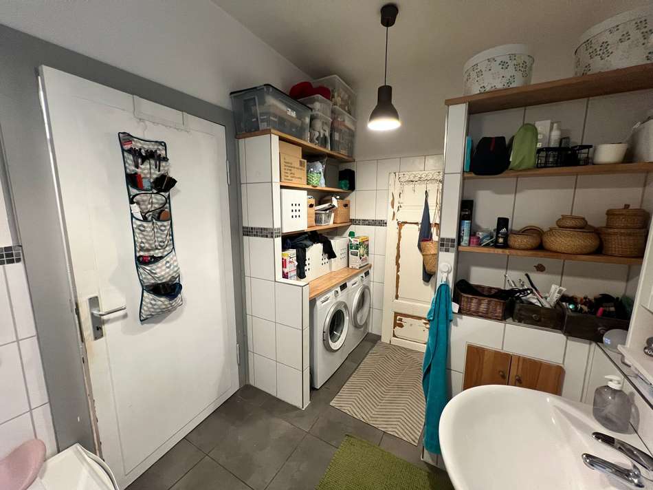 Waschküche mit Regalen.jpg