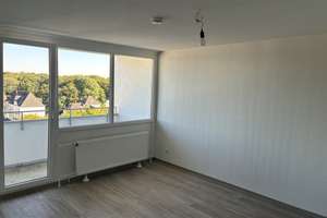 Helle 3-Zimmer-Wohnung mit Wand und Bodenbelag