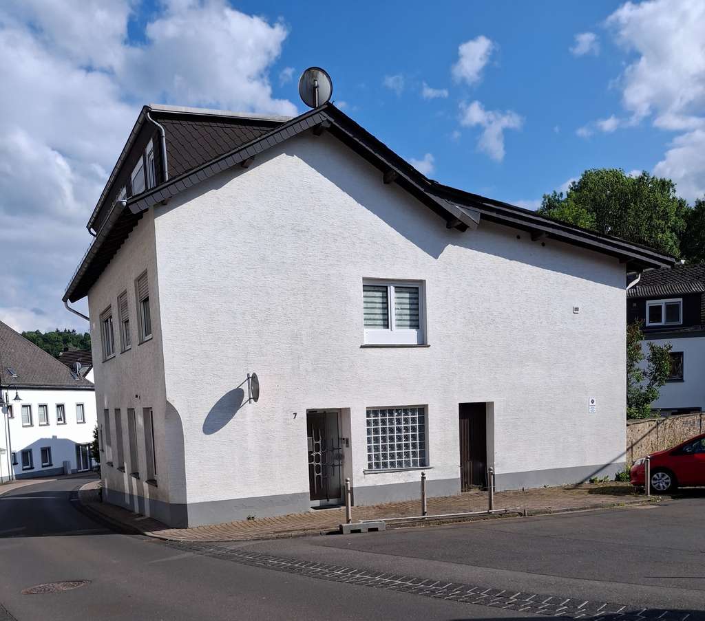 Immobilie in Prüm - **Wohnhaus mit Ausbaumöglichkeit im Untergeschoss – mitten in Prüm** - Bild 1