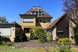 Großzügiges Mehrgenerationenhaus in gefragter Wohnlage
