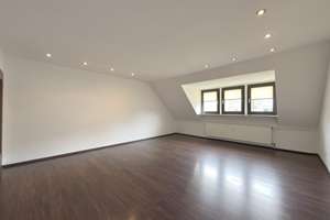 Zentrales Wohnen mit Charme – helle Wohnung im Dreifamilienhaus
