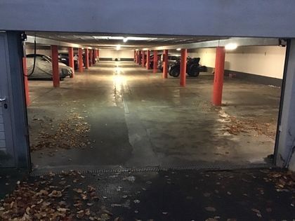 Büderich Moerser Str/Brühler Weg: outlet Parkplatz in TG zu vermieten