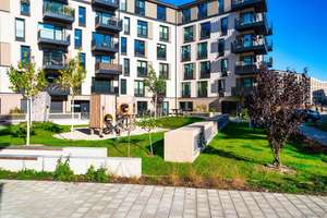 Moderne 2-Zimmer-Wohnung mit großem Eckbalkon und elegant separierter Küche nahe der Havel