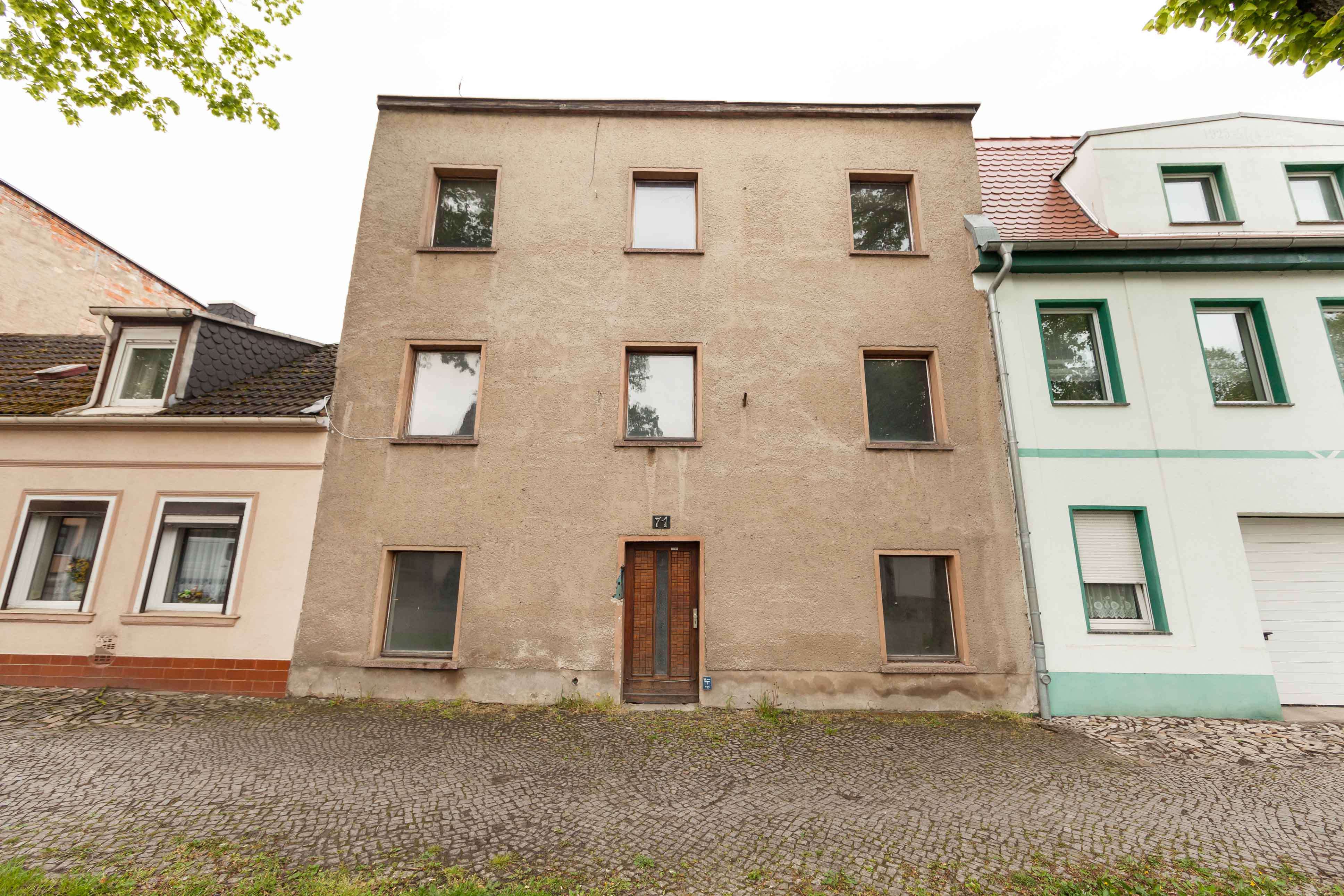 Renovierungsbedürftiges Mehrfamilienhaus mit 15 Zimmern in Calbe (Saale), Salzlandkreis – Bild 1