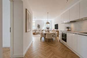 Gut geschnittene 3-Zimmer-Wohnung mit Einbauküche im kernsanierten denkmalgeschützten Altbau