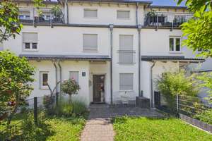 Exklusives Reihenhaus mit 6 Zimmern, Wintergarten, 2 Gartenbereichen und Balkon in München-Trudering – 81827 Waldtrudering, München – Vorschaubild 1