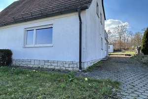 Charmante Doppelhaushälfte mit Balkon und Entwicklungspotenzial in 91757 Treuchtlingen – Die vollständige Adresse der Immobilie erhältst du vom Anbieter., 91757 Treuchtlingen – Vorschaubild 4