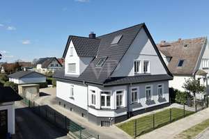 Exklusive Villa mit luxuriöser Maisonette-Wohnung & 2 Ferienwohnungen & vermieteter Gewerbeeinheit – Die vollständige Adresse der Immobilie erhältst du vom Anbieter., 17192 Waren (Müritz) – Vorschaubild 1
