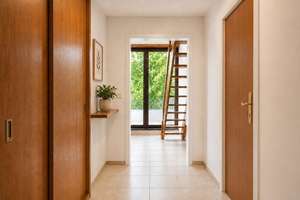 Hollenders Immobilien: Bezugsfreie Dachgeschosswohnung mit Dachterrasse, Schlafempore und Stellplatz – 50968 Raderthal, Köln – Vorschaubild 2