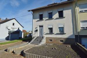 Gepflegtes Zuhause mit Garten und 3 Stellplätzen – ideal für Familien – Die vollständige Adresse der Immobilie erhältst du vom Anbieter., 66780 Rehlingen-Siersburg – Vorschaubild 2