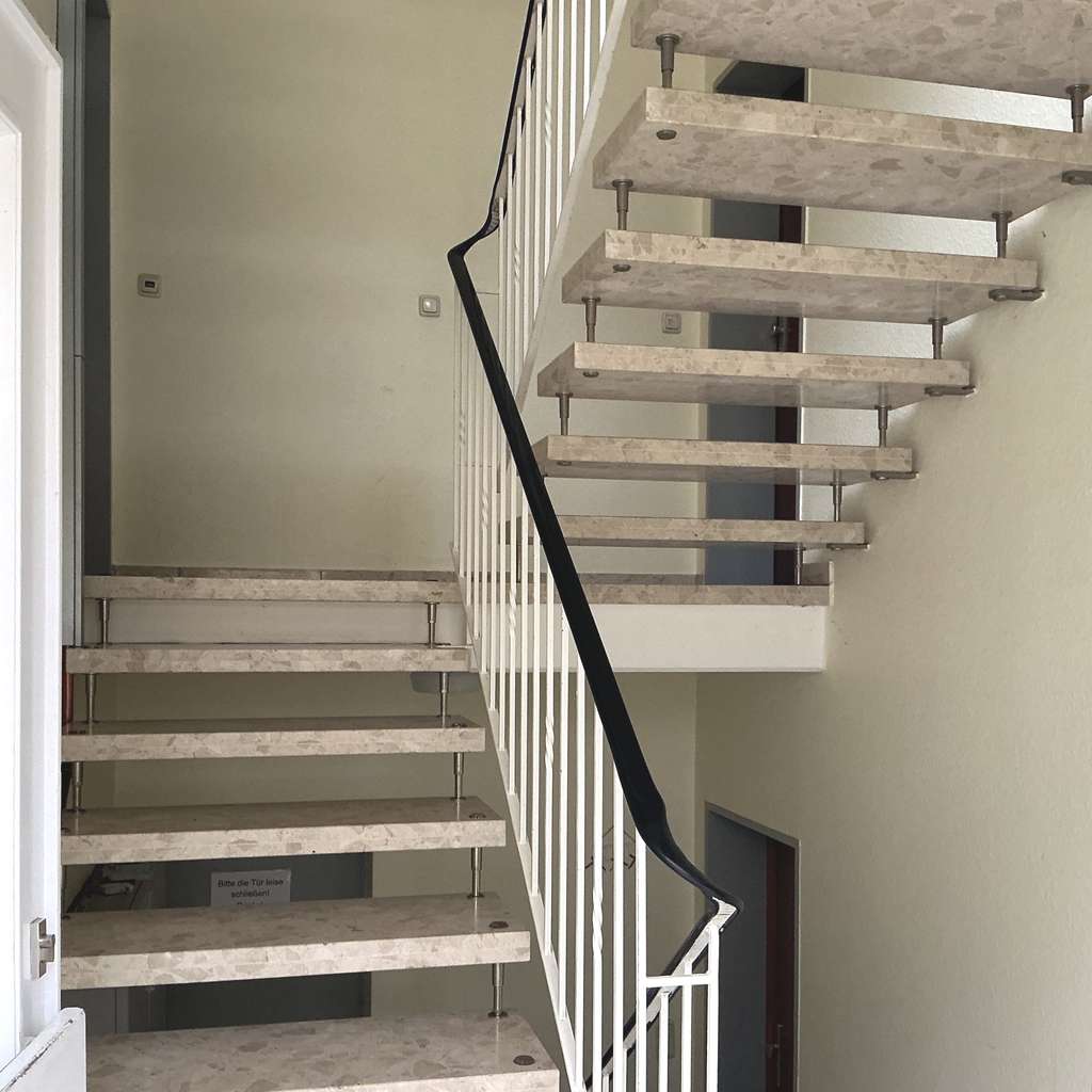 Immobilie in Hann. Münden - Wohnen in Hann Münden mit viel Licht und Raum im Dachgeschoss, 2 Zimmer ETW mit Garage, frei - Bild 1