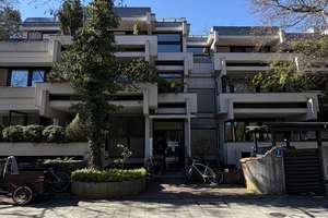 Helle 1-Zimmer-Wohnung mit großem Westbalkon, neuer Küche & Stellplatz in der Villenkolonie Solln