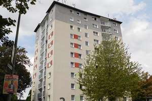 Renovierte 2 Zimmer-Wohnung in top Hochhaus- Duisburg-Neudorf-zentral-Balkon