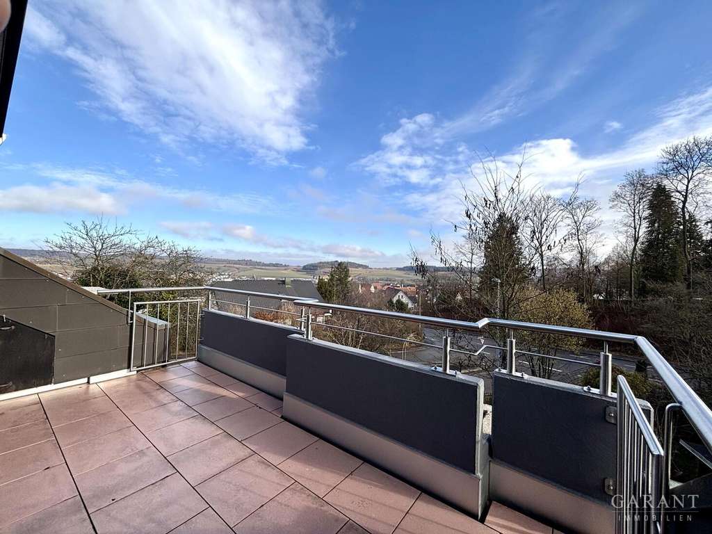 Immobilie in Weil der Stadt - Großzügige 5 Zimmer-Maisonette-Wohnung mit Galerie, Kamin und zwei Balkonen mit herrlichem Ausblick - Bild 3