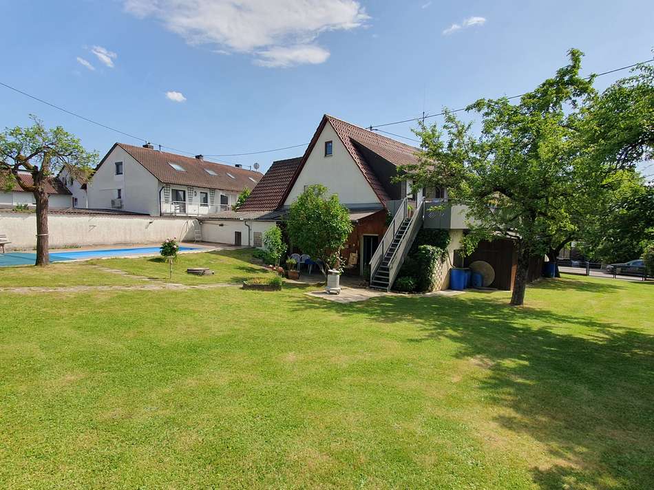 Garten mit Sicht auf Swimmi...