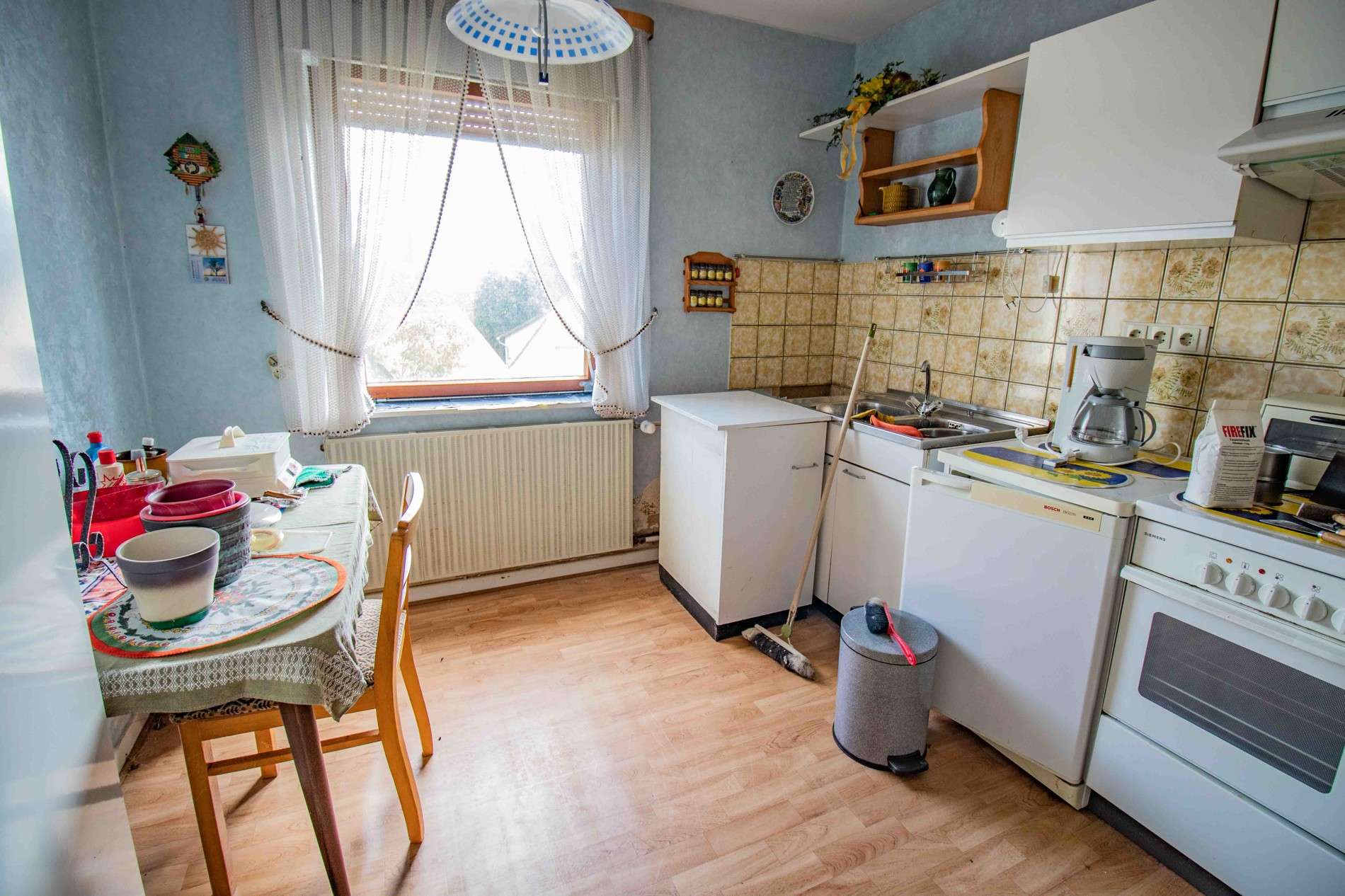 Immobilie in Eschwege - Charmantes Einfamilienhaus mit großem Garten, Doppelgarage und viel Platz zum Wohlfühlen - Bild 2