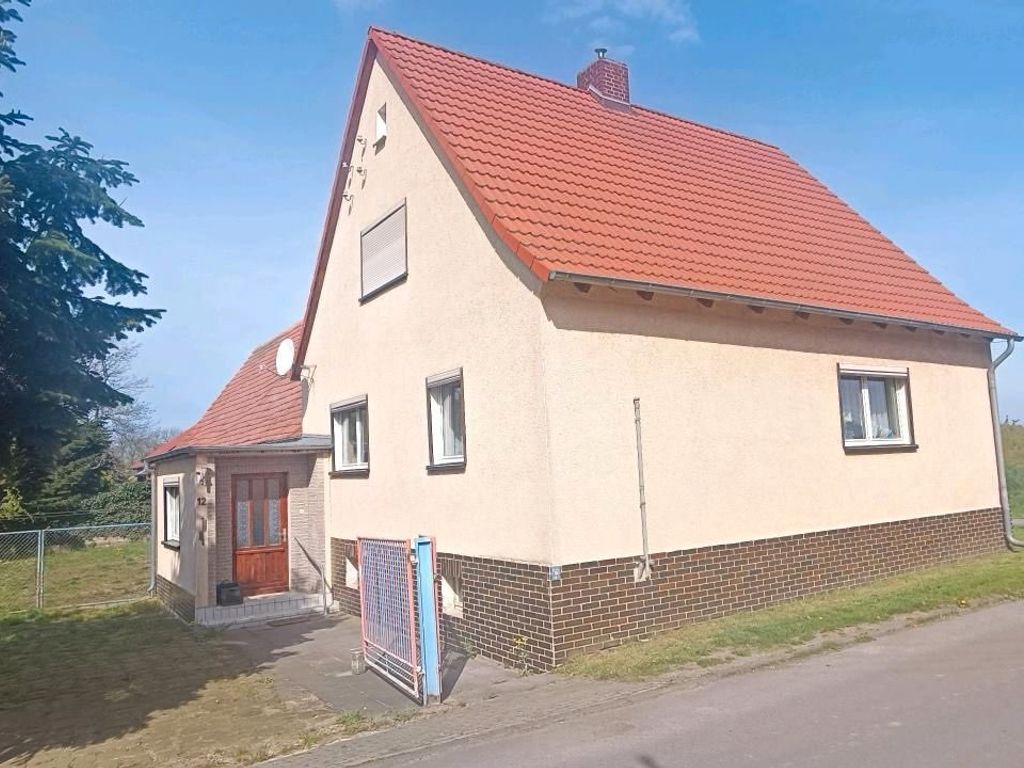 Charmantes Einfamilienhaus mit Stallgebäude, Garage und schönen