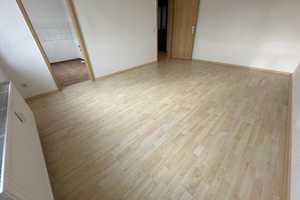 Laminat / im 2. OG / Bad mit Dusche – Ebersdorfer Straße 35, 9131 Chemnitz – Vorschaubild 4