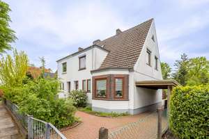 Platz für die ganze Familie: DHH mit 4 Zimmern und 693 m² Grundstück