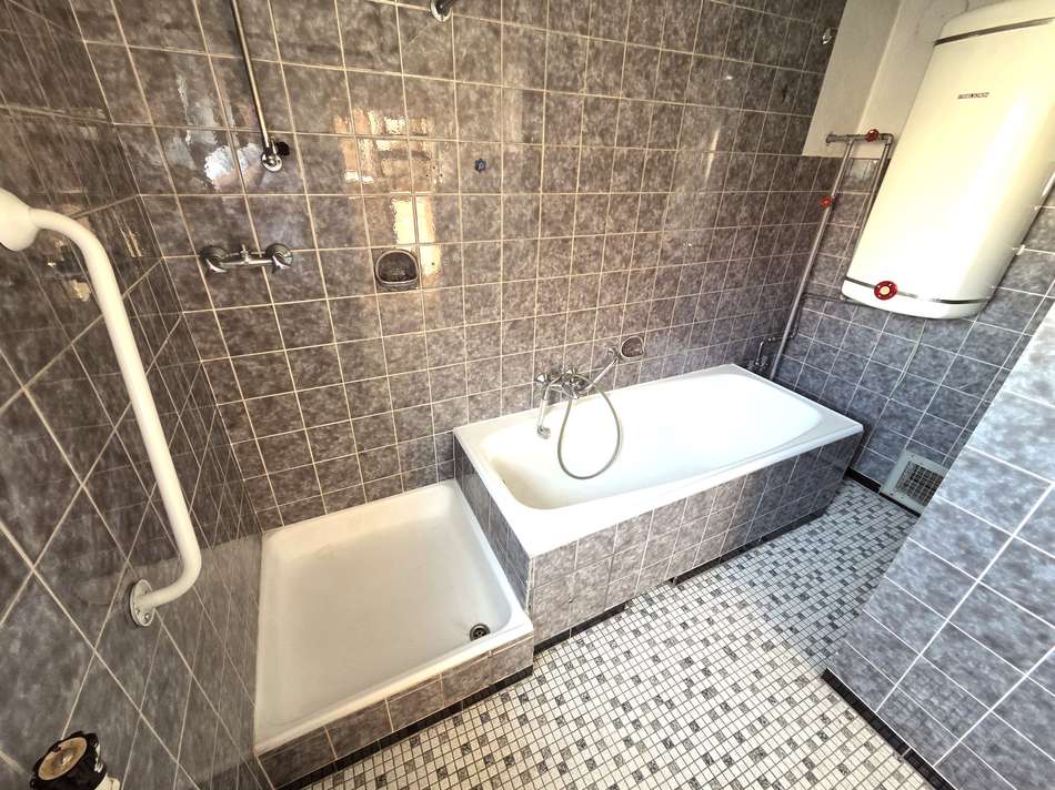 Badewanne und Dusche