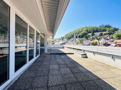 Schriesheim-Altenbach: WG-geeignetes 6-Zi.-Penthouse
mit Terrasse, Balkon und 2 Carports