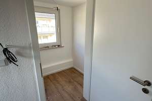 Frisch sanierte 4,5 - Zimmer Maisonette Wohnung in 2-Familienhaus in zentraler Lage mit EBK – 55246 Mainz-Kostheim, Wiesbaden – Vorschaubild 4