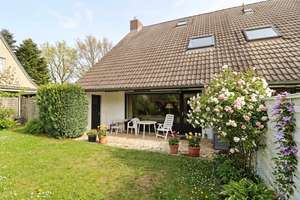 Familienfreundliche Doppelhaushälfte mit Garage, Carport und schönem Garten in Henstedt-Rhen