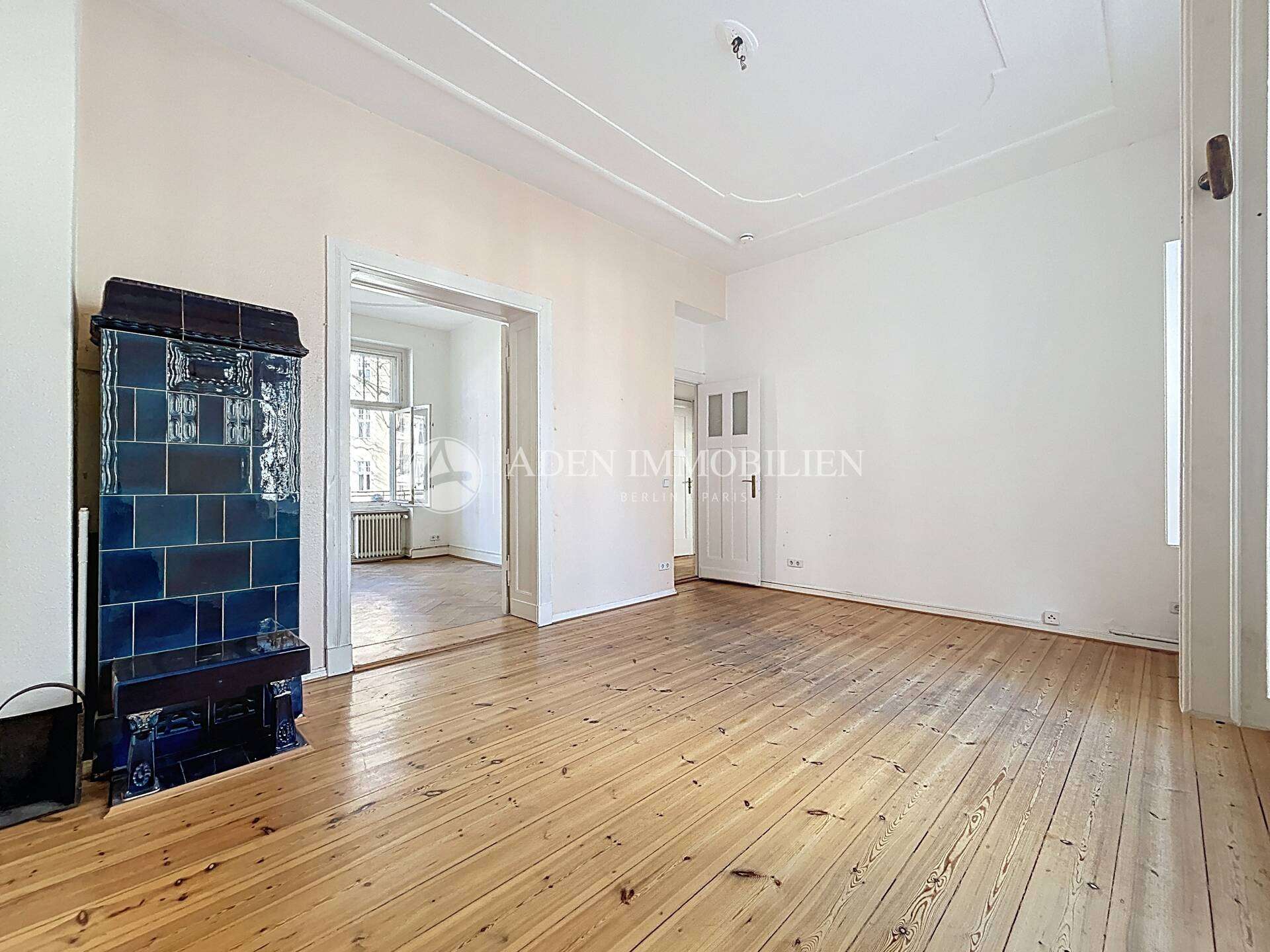 Sehr schöne Altbauwohnung im 1.OG – 3 Zimmer mit Balkon und Abstellraum! Renovierungsbedürftig., Berlin – Bild 2