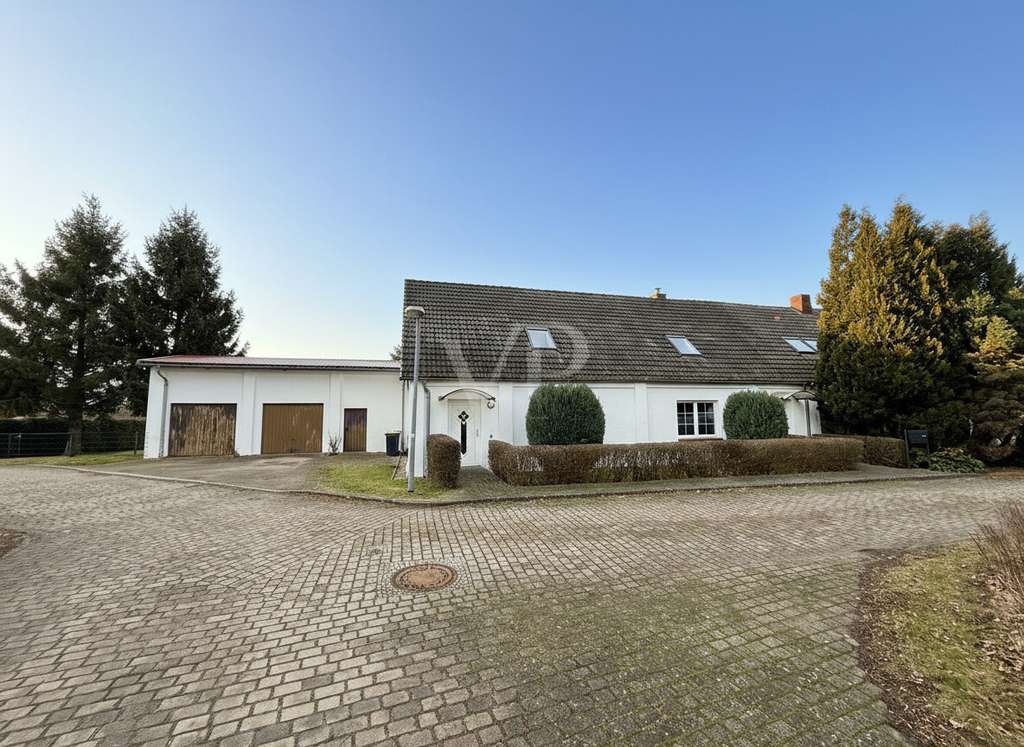 Immobilie in Schloen-Dratow - Geräumige Doppelhaushälfte auf großem Grundstück, unweit von Waren Müritz), mit Doppelgarage - Bild 1