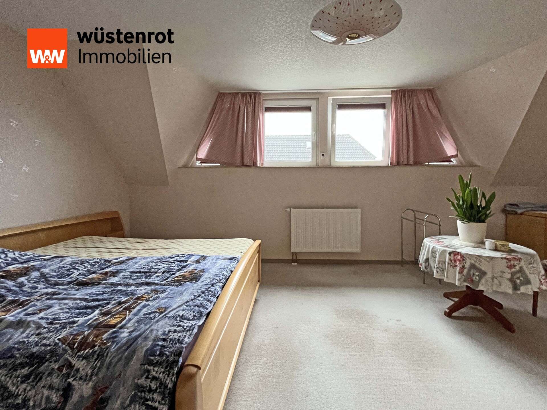 Immobilie in Wolgast - FAST NEUES REIHENHAUS MIT EINBAUKÜCHE + SOLARTHERMIE + VORBEREITUNG ZUM STIUDIOAUSBAU + CARPORT - Bild 2