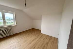 Renovierte 4-Zimmer-Dachgeschosswohnung mit Dachterrasse in Erlangen-Frauenaurach – Die vollständige Adresse der Immobilie erhältst du vom Anbieter., 91056 Frauenaurach, Erlangen – Vorschaubild 4