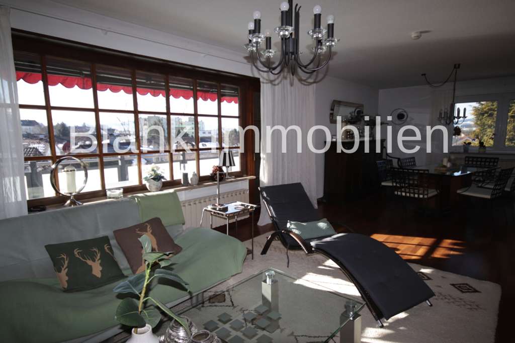 Immobilie in Durach - Einfamilienhaus mit Einliegerwohnung, Balkon, Terrasse, Garagen, Garten und Bergblick - in Durach - Bild 3