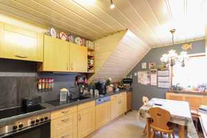 Zweifamilienhaus mit Einliegerwohnung, Gewerbehalle, Garagen, Werkstatt und Garten in ruhiger Lage – Regensburg (Kreis) – Vorschaubild 7
