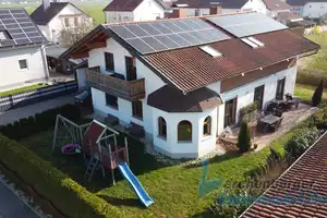 *** Gepflegtes Zweifamilienhaus in Plattling - Randlage *** – Deggendorf (Kreis) – Vorschaubild 1