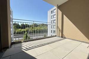 Stilvoll wohnen mit Weitblick: Großzügige Etagenwohnung mit Loggia und moderner Einbauküche – Von-Hünefeld-Straße 24, 89231 Neu-Ulm – Vorschaubild 4