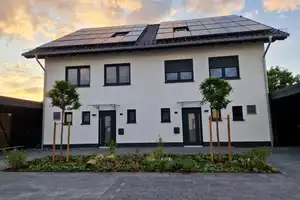 neuwertige Doppelhaushälfte mit gehobener Innenausstattung und L-Küchenzeile in Schlangen – Lippe (Kreis) – Vorschaubild 1