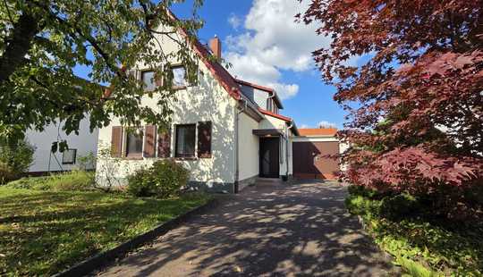 Bild von Freistehendes Ein-/Zweifamilienhaus mit schönem Garten und Garage – Sanierungsobjekt mit Potenzial