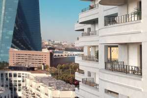 Über den Dächern von Frankfurt: Moderne 1-Zimmer-Wohnung mit einzigartigem Balkon