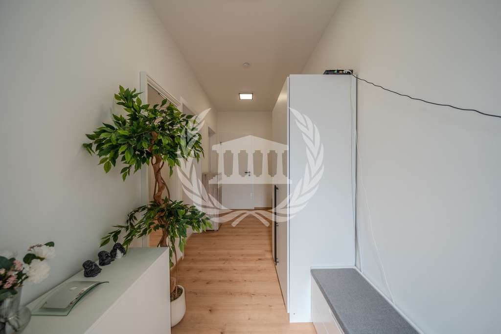Immobilie in Kirchroth - KfW55: Moderne Wohnung im 1. OG in Kirchroth mit 3 Zi, Balkon, Wärmepumpe und Stellplatz | BJ 2025 - Bild 2