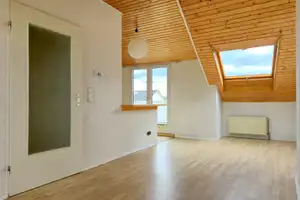 NUR 5 MINUTEN BIS ZUR FUßGÄNGERZ ONE UND DENNOCH ABSOLUT RUHIG GELEGEN! 2-Zimmer Altbauwohnung – Wiesbaden – Vorschaubild 2